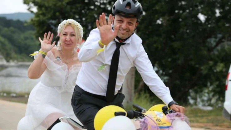 Bisiklet festivalinde gelinlik ve damatlıkla ön safta pedal çevirdiler