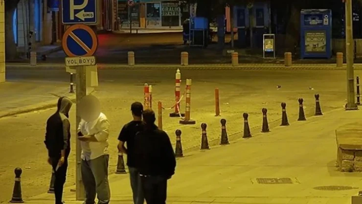 Bisikletlinin parasını gasp eden şüpheliler güvenlik kamerasında