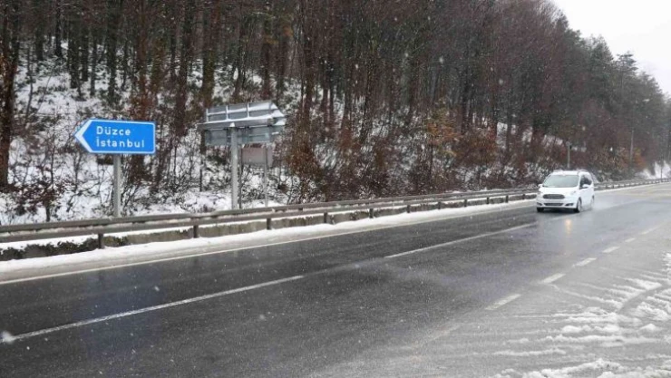 Bolu Dağı'nda kar yağışı etkili oluyor