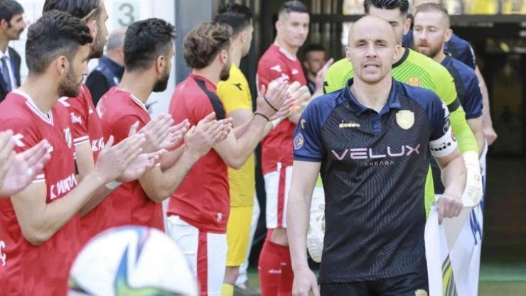 Boluspor, sahaya çıkan Ankaragücü'nü alkışlarla karşıladı