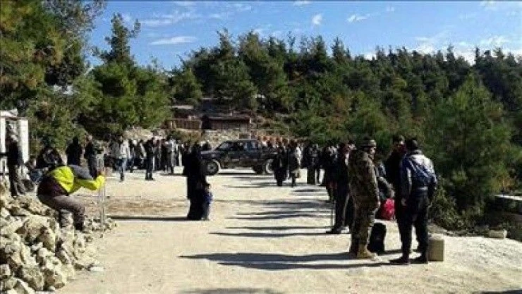 Bombardıman altındaki Cebel Ekrad'da halk evlerini terk ediyor