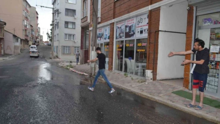 Boşa akan su yolları göle çevirdi, vatandaş tepki gösterdi