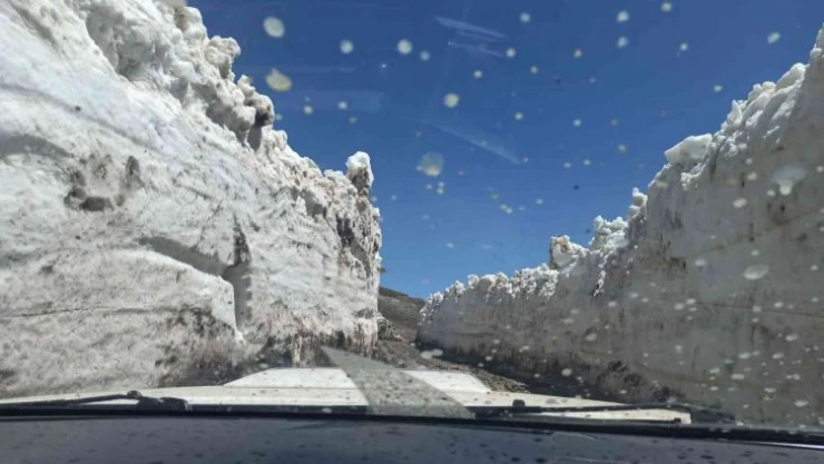 Bu kentte kış bitmiyor, 4 metreyi bulan karlı yollar dozerlerle açılıyor