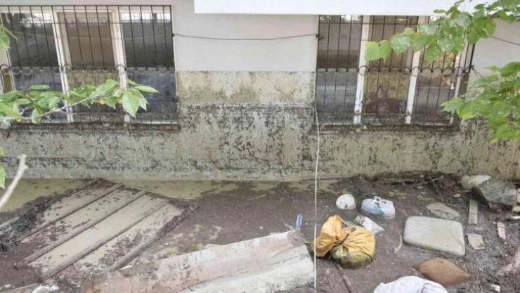 Burdur'da ölüme neden olan selin büyüklüğü, evin duvarındaki izde ortaya çıktı