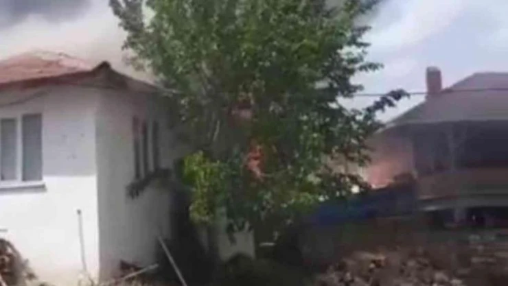 Bursa'da çıkan yangında iki ev ve bir traktör küle döndü