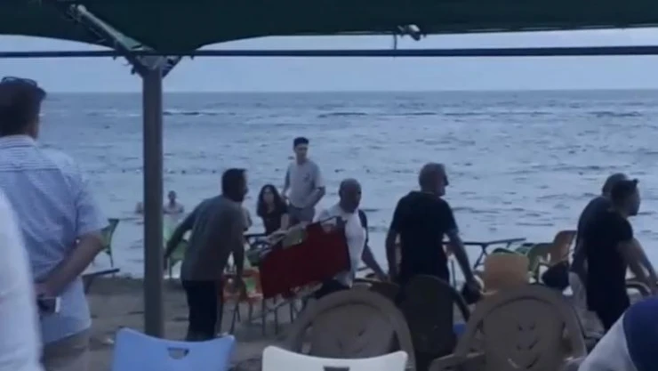 Bursa'da deniz kenarında sandalyeli kavga kameralarda