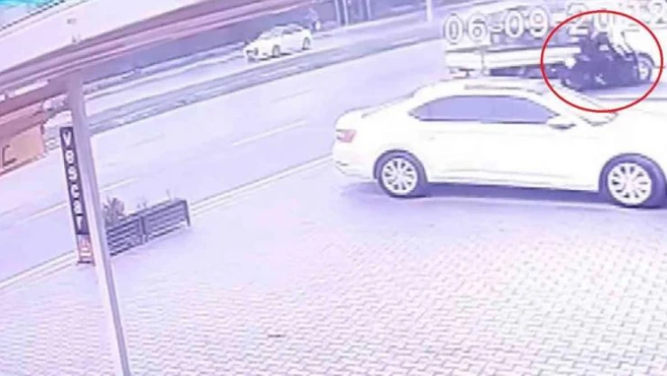 Bursa'da motosiklet ile kamyonetin kazası kameralarda
