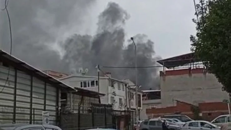 Bursa'da tek motorlu uçak evlerin arasına düştü