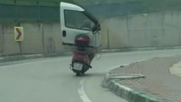 Bursa'da yürüyen kapı kameralara yansıdı