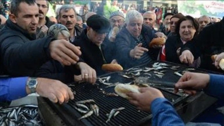 Bursa'da 1 ton hamsi dağıtıldı