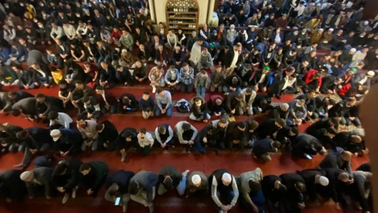Bursalılar bayram namazı için tarihi camilere akın etti