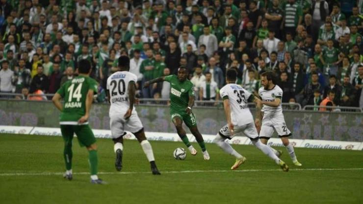 Bursaspor'da Thievy Bifouma süresiz kadro dışı bırakıldı