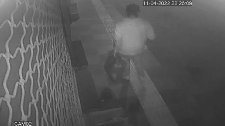 Caminin ses sistemini çaldı