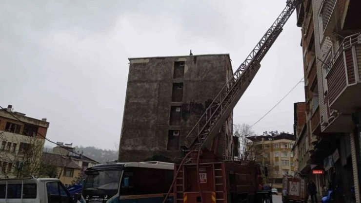 Çatı katındaki yangın itfaiye ekiplerince söndürüldü