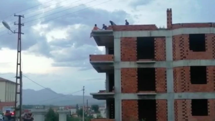 Çatının ucuna kadar gelen kadın son anda kurtarıldı
