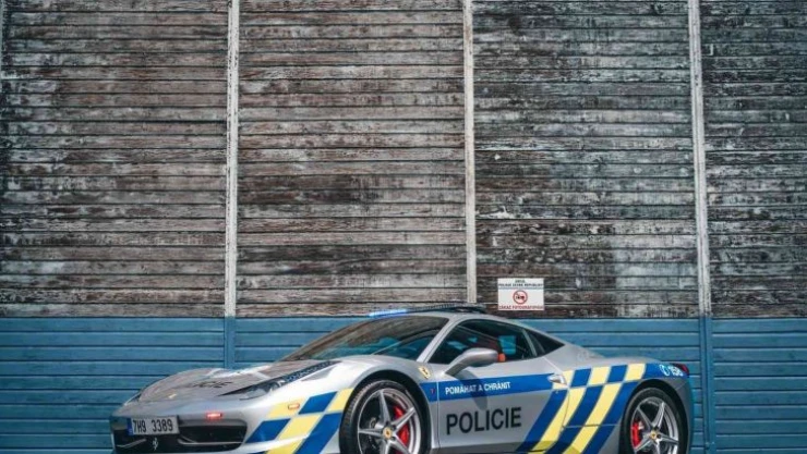 Çekya'da el konulan Ferrari polis filosuna katıldı
