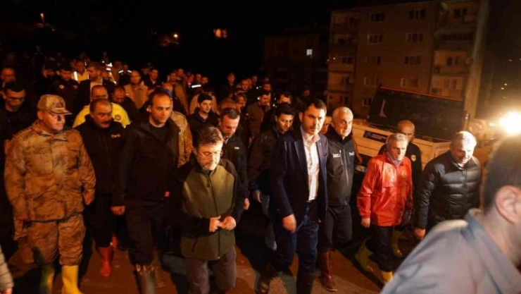 Çevre, Şehircilik ve İklim Değişikliği Bakanı Murat Kurum, selden etkilenen Bozkurt'ta