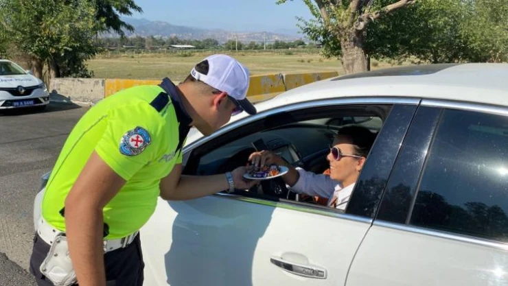 Ceza yerine, şeker yediler