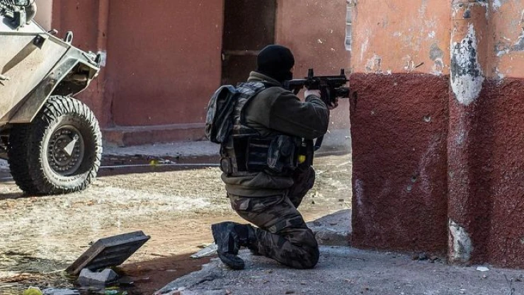 Cizre'de köşeye sıkışan teröristler silahlarını bırakıp kaçıyor