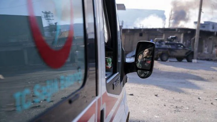 Cizre'de yaralıları almak isteyen ambulanslara ateş açtılar