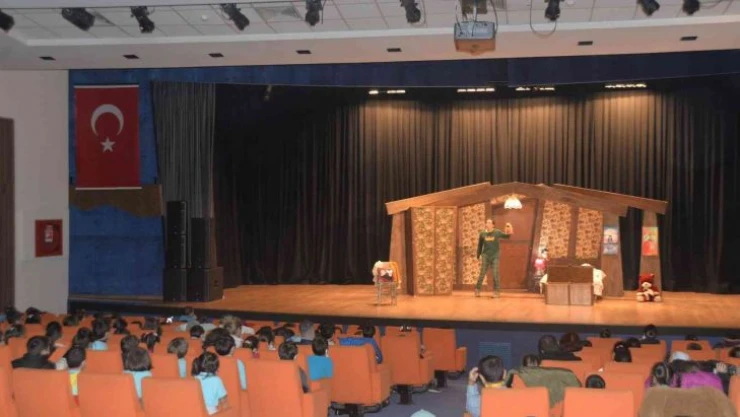 Çocuk tiyatrosunu 3 şehirde 2 bin 700 çocuk izledi