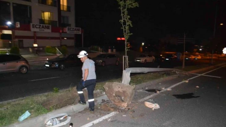 Çorlu'da hayrete düşüren kaza: Çarptığı direği yerinden çıkardı, aracını üzerinden kurtarıp kaçtı