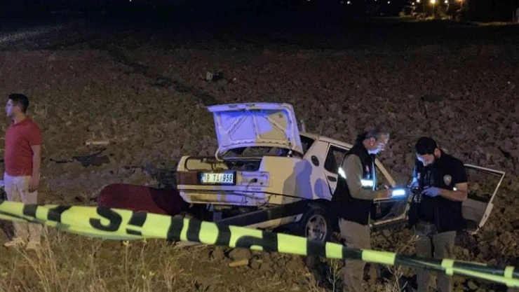 Çorum'da otomobil elektrik direğine çarptı: 1'i bebek 2 ölü, 3 yaralı