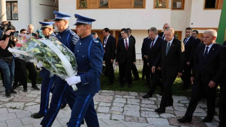 Cumhurbaşkanı Erdoğan, Bosna Hersek'in merhum lideri Aliya İzzetbegoviç'in kabrini ziyaret etti