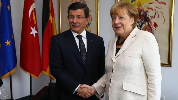 Davutoğlu Almanya Başbakanı Merkel'le görüştü