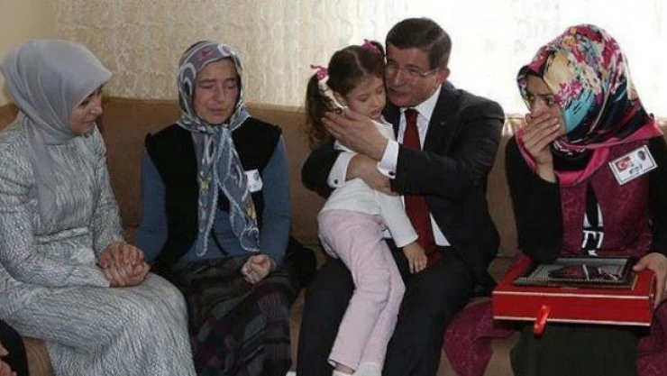 Davutoğlu şehit ailesini ziyaret etti