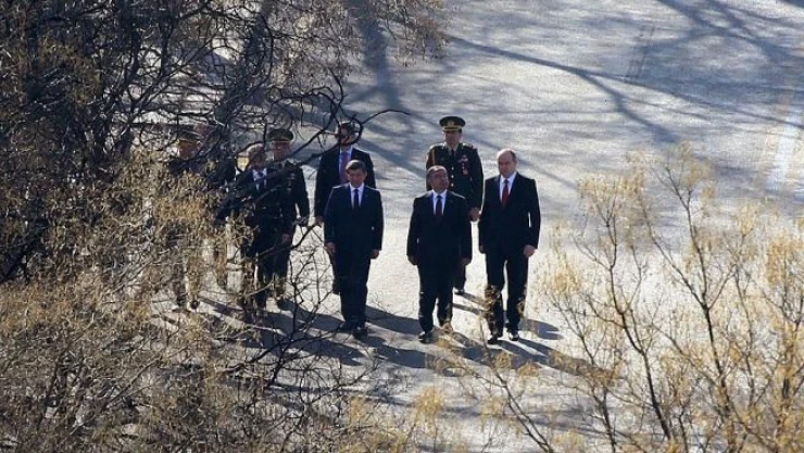 Davutoğlu hain saldırının gerçekleştirildiği alana karanfil bıraktı