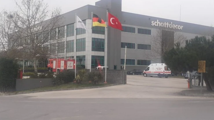 Dekoratif kağıt baskı fabrikasında çıkan yangın panik oluşturdu