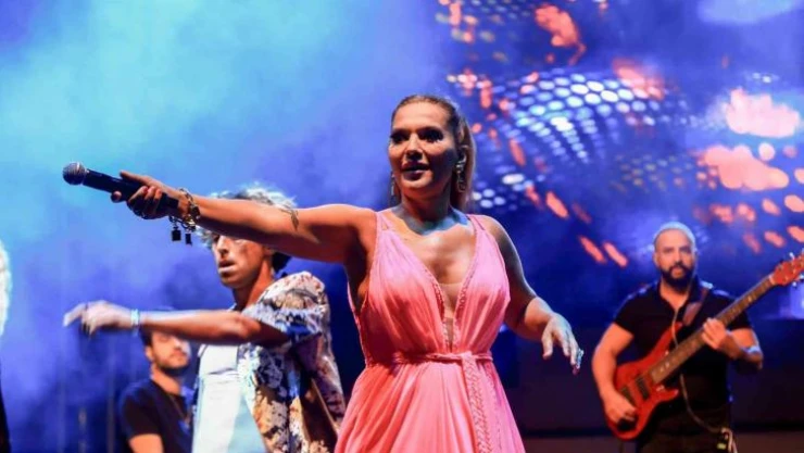 Demet Akalın şarkı söylerken kendini yere buldu
