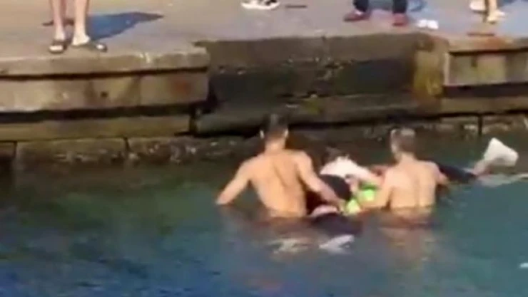 Denizde boğulma tehlikesi geçiren kişiyi vatandaşlar kurtardı