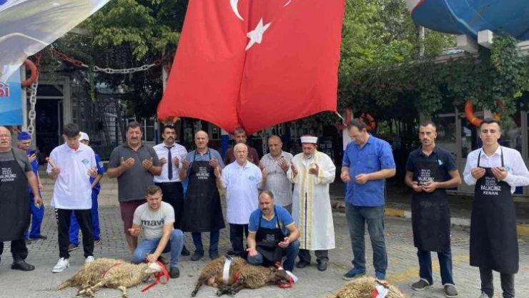 Denizlerde av yasağının kalkmasını 3 koç kesip dualarla karşıladılar