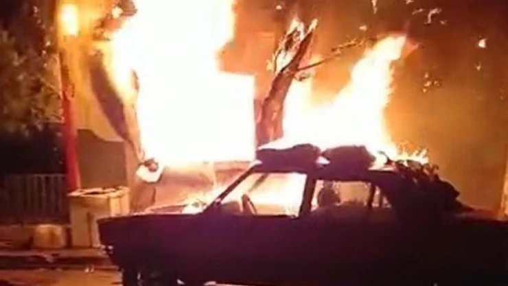 Depoda çıkan yangın otomobillere sıçradı