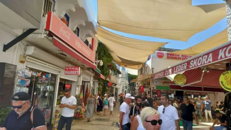 Depremin hissedildiği Bodrum'da hayat normal olarak devam ediyor
