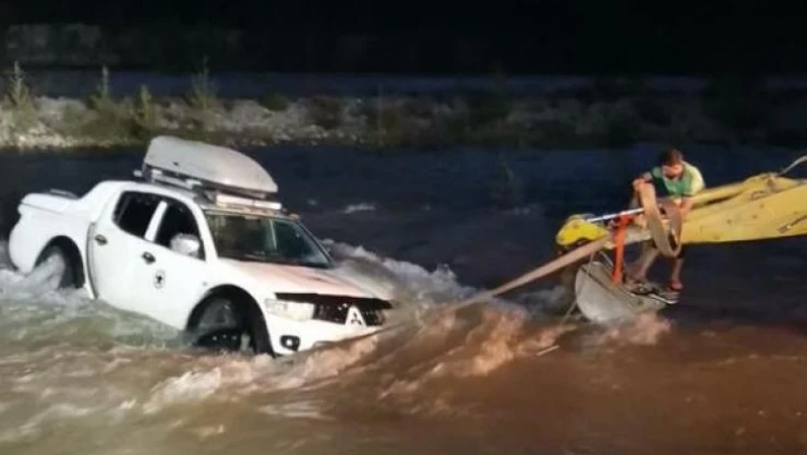 Dere yatağından geçmeye çalışırken suların ortasında kaldı