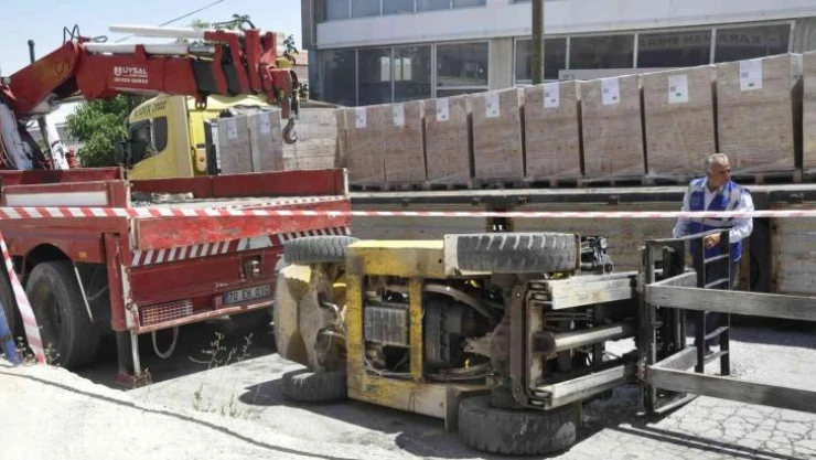 Devrilen forkliftin altında sıkışan operatör yaralandı