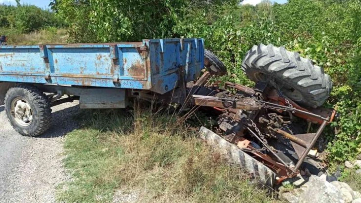 Devrilen traktörün altında kalan sürücü hayatını kaybetti
