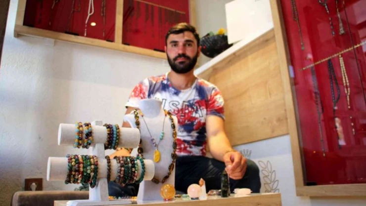 Doğal taşları tasarıma dönüştürerek şifa dağıtıyor