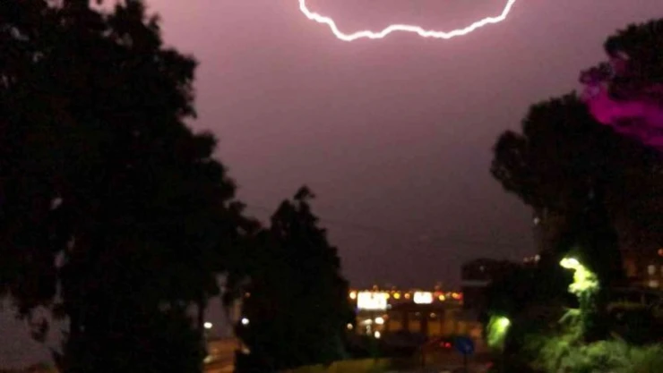 Doğu Karadeniz'de  yıldırımlar geceyi böyle aydınlattı