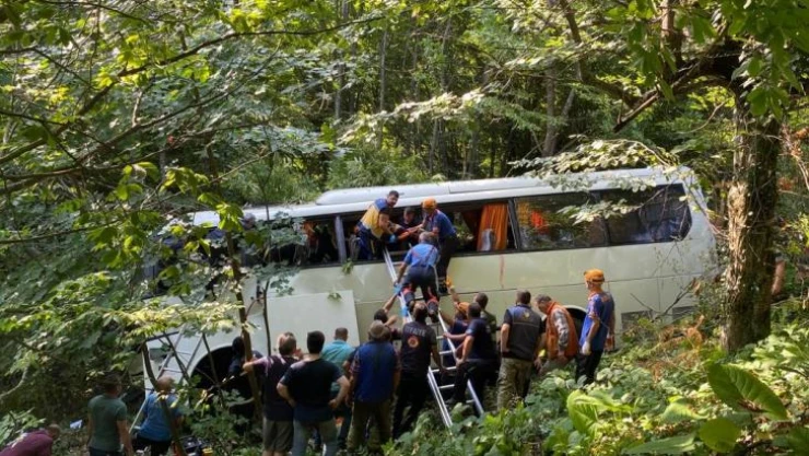 Domaniç-İnegöl Karayolunda otobüs kazası: 1 ölü, 28 yaralı (1)