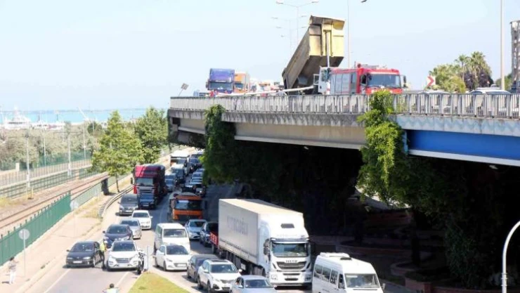 Dorsesi açılan tır levha direklerini devirdi: 1 yaralı