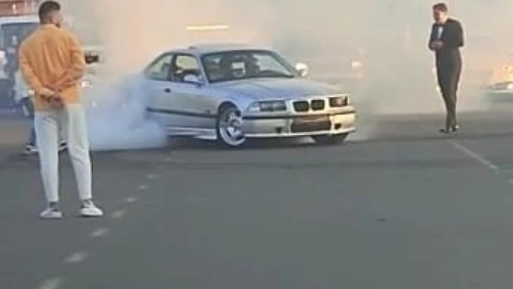 Düğün konvoyunda drift pahalıya patladı: 10 bin TL ceza, 60 gün ehliyetine el konuldu