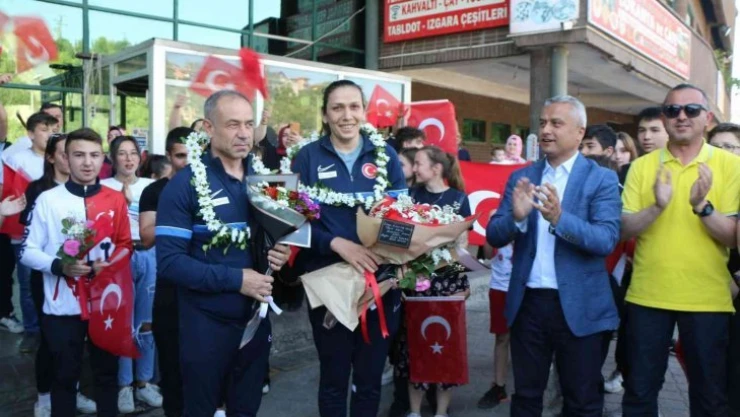 Dünya üçüncüsü olan milli boksör Güneri'ye coşkulu karşılama