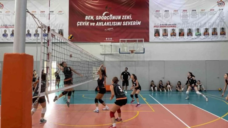 Eczacıbaşı Geleceğe Smaç Kampüsleri İstanbul'da sezona hazırlık turnuvasında buluştular