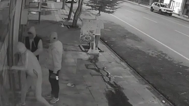 Eczane soygunu güvenlik kamerasına yansıdı