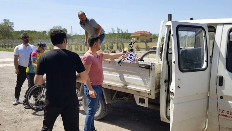 Edirne'de bisiklet yarışında yorgun düşenler ambulans ve kamyonetle geri getirildi