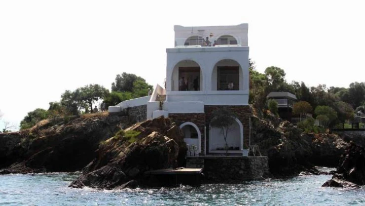 Ekipler tekneyle geldi, kaçak binanın yıkımına başlandı